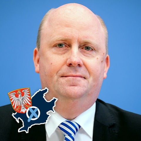 Portrait Uwe Becker vor blauem Hintergrund