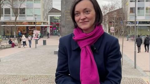Isabel Carqueville, Kandidatin bei der OB-Wahl Kassel, auf der Treppenstraße in der Innenstadt