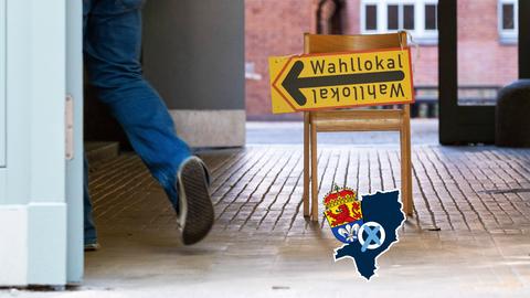 Foto eines Gebäudeeinganges. Daneben steht ein Klappstuhl, auf welchem ein Schild mit der Aufschrift "Wahllokal" positioniert ist. Auf dem Bild eine kleine Grafik mit einer blau eingefärbten Fläche (Umriss der Stadt), dem Wappen der Stadt Darmstadt und einem Wahlkreuz.