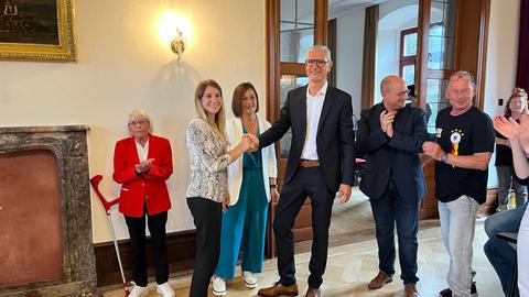 Die beiden Kandidaten geben sich nach der Wahl die Hände.