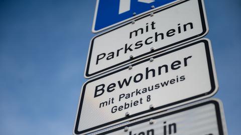 Schilder, die auf Bewohnerparken hinweisen