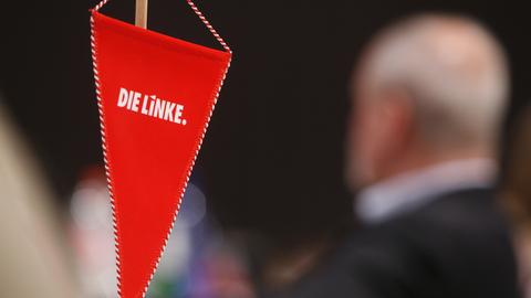 Ein roter Wimpel mit der Aufschrift "Die Linke", aufgenommen auf einem Parteitag der Linken. 