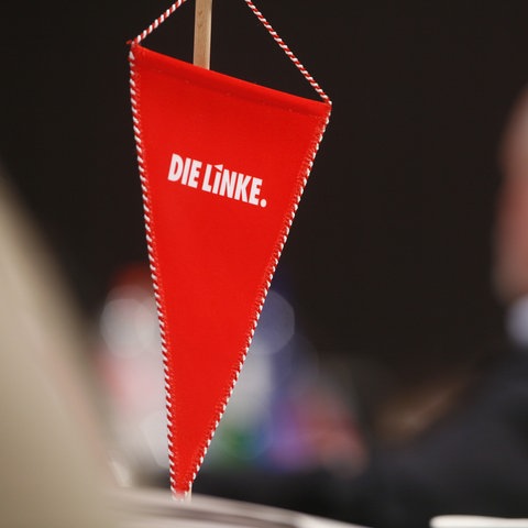 Ein roter Wimpel mit der Aufschrift "Die Linke", aufgenommen auf einem Parteitag der Linken. 