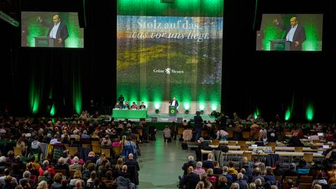 Omid Nouripour, Bundesvorsitzender von Bündnis 90/Die Grünen, spricht beim Parteitag der Grünen Hessen ein Grußwort. 