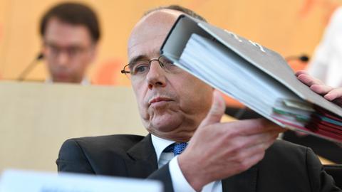 Innenminister Peter Beuth (CDU) ordnet vor einer Sitzung des Innenausschusses im Hessischen Landtag seine Akten. 