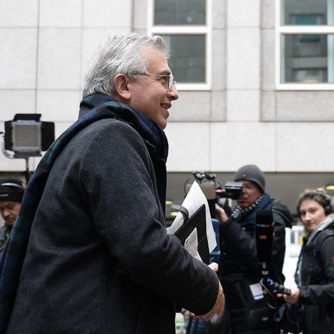 Peter Feldmann geht an Medienleuten vor dem Gerichtsausgang vorbei.