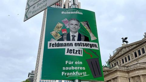 Vor der Alten Oper in Frankfurt hängt ein Plakat, das den Oberbürgermeister Peter Feldmann (SPD) zeigt - "Feldmann entsorgen" steht darauf.