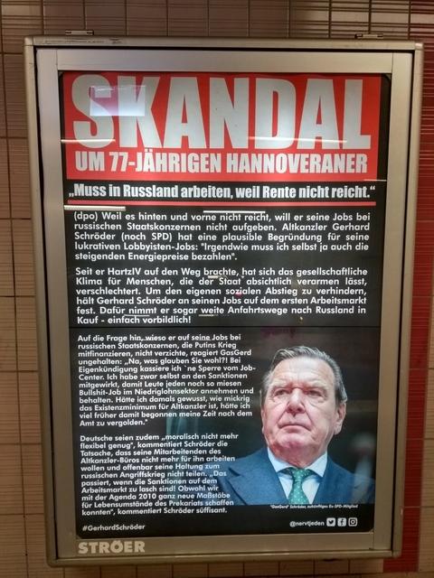 Auf dem Plakat ist neben Schröders Gesicht eine vermeintliche dpa-Meldung abgedruckt mit der Überschrift "Skandal um 77-jährigen Hannoveraner". 