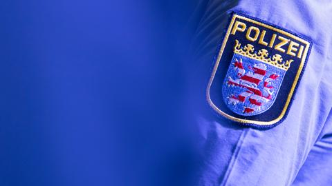 Das Wappen der hessischen Polizei auf einem blauen Ärmel