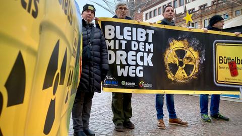 Mehrere Menschen halten ein Transparent hoch mit der Aufschrift "Bleibt mit dem Dreck weg".