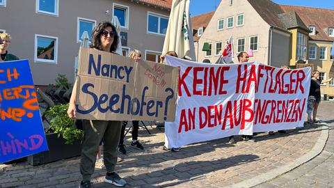 Vor dem SPD-Parteitag in Hanau - Protest von Linken gegen die Asypolitik von Nancy Faeser