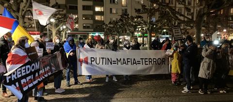 Teilnehmer einer Mahnwache auf dem Frankfurter Paulsplatz gegen die Eskalation in der Ostukraine und die Aggression durch Russland