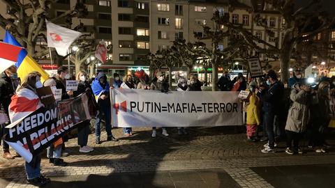 Teilnehmer einer Mahnwache auf dem Frankfurter Paulsplatz gegen die Eskalation in der Ostukraine und die Aggression durch Russland