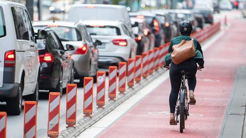 Fahrradfahrerin auf einer Radspur