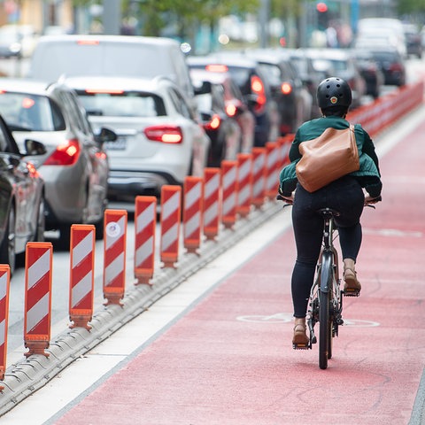 Fahrradfahrerin auf einer Radspur