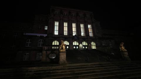 Das Rathaus in Kassel liegt im Dunkeln, nur hinter den Fenstern brennt noch Licht.