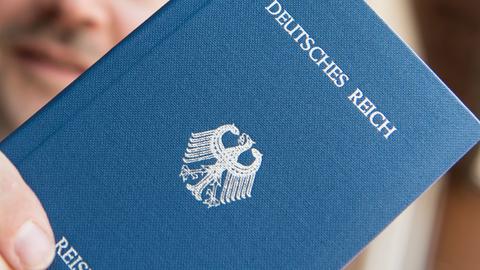 Reisepass, blau eingebunden, auf welchem in silberner Schrift "Deutsches Reich - Reisepass" steht. Dazwischen ein Reichsadler in der Mitte des Covers.