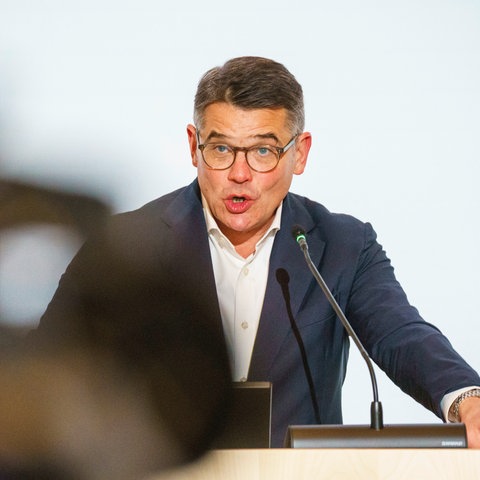 Boris Rhein (CDU) spricht bei der Pressekonferenz in Wiesbaden über eine geplante Koalition mit der SPD.