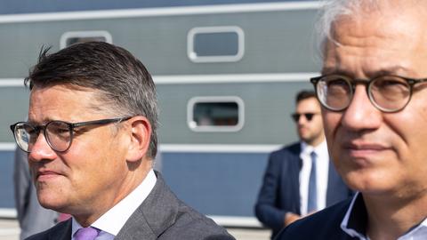 Hessens Ministerpräsident Boris Rhein (links) und sein Stellvertreter Tarek Al-Wazir schauen nachdenklich nach vorne