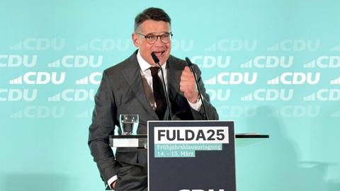 Türkise Rückwand, Boris Rhein spricht in ein Mikrofon.