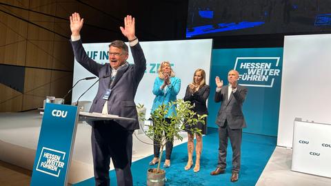 Boris Rhein auf dem Landesparteitag der CDU mit hochgerissenen Armen auf der Bühne