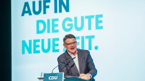 Boris Rhein steht am Rednerpult. Hinter ihm an der Wand prangt der Slogan: "Auf in die gute neue Zeit"