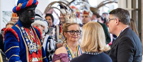 Teilnehmer des Fastnachtsempfangs mit Ministerpräsident Rhein