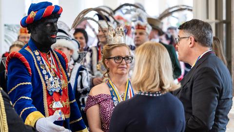 Teilnehmer des Fastnachtsempfangs mit Ministerpräsident Rhein