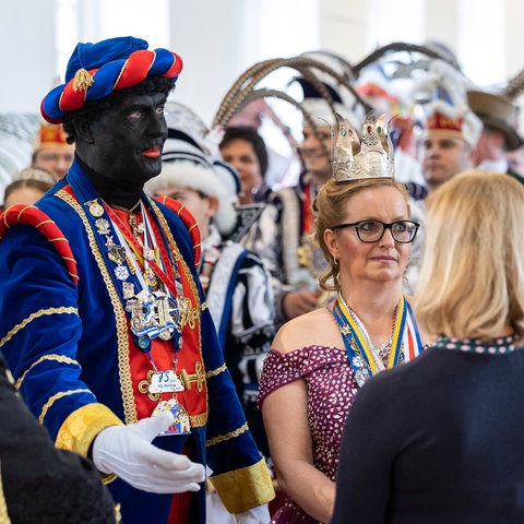 Teilnehmer des Fastnachtsempfangs mit Ministerpräsident Rhein