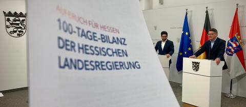 Ministerpräsident Boris Rhein (CDU) und sein Vize Kaweh Mansoori (SPD) in der Staatskanzlei