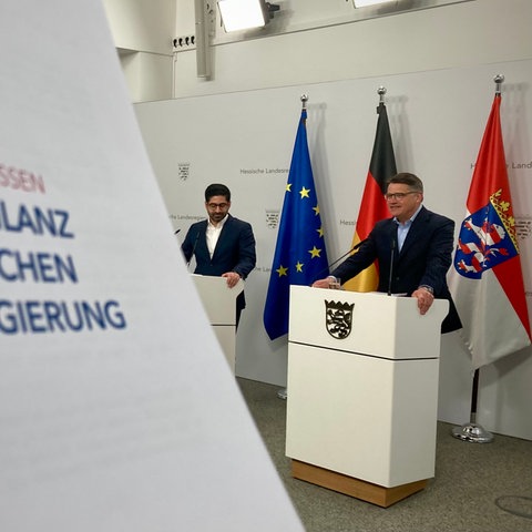 Ministerpräsident Boris Rhein (CDU) und sein Vize Kaweh Mansoori (SPD) in der Staatskanzlei