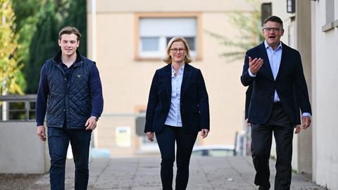 Ministerpräsident Rhein auf dem Weg zum Wahllokal im Frankfurter Stadtteil Nieder-Eschbach.