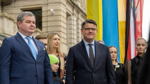 Ministerpräsident Boris Rhein und der Generalkonsul der Ukraine in Frankfurt, Vadym Kostiuk, vor der Hessischen Staatskanzlei