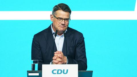 Boris Rhein auf der Bühne am Rednerpult