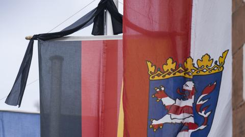 Am Sonntag vor dem Amtsgericht in Biedenkopf, der Heimatgemeinde des hessischen Finanzminister Thomas Schäfer: ein Trauerflor an einer deutschen Fahne neben einer Fahne mit dem hessischen Landeswappen.