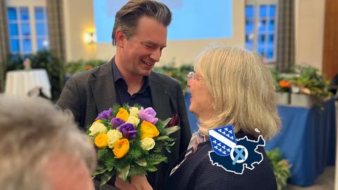 Kassels neuer OB Schoeller bekommt einen Blumenstrauß