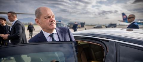 Bundeskanzler Olaf Scholz (SPD) steigt aus Auto aus