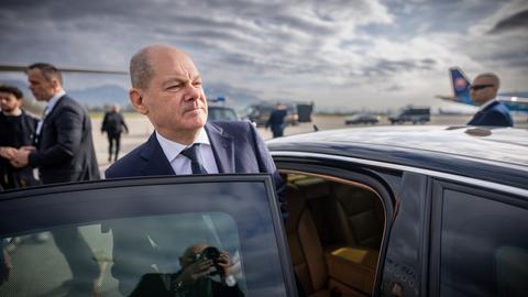 Bundeskanzler Olaf Scholz (SPD) steigt aus Auto aus