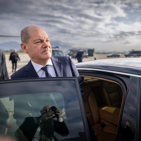 Bundeskanzler Olaf Scholz (SPD) steigt aus Auto aus