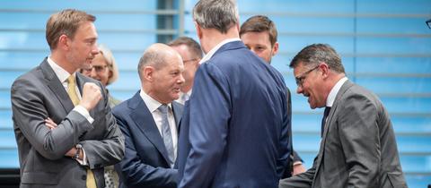 Bundeskanzler Olaf Scholz (SPD - 2.v.l.), begrüßt Boris Rhein (CDU -r), Ministerpräsident von Hessen, neben Christian Lindner (FDP - l), Bundesminister der Finanzen, und Markus Söder (CSU), Ministerpräsident von Bayern und CSU-Vorsitzender, vor Beginn einer Ministerpräsidentenkonferenz im Kanzleramt.