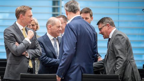 Bundeskanzler Olaf Scholz (SPD - 2.v.l.), begrüßt Boris Rhein (CDU -r), Ministerpräsident von Hessen, neben Christian Lindner (FDP - l), Bundesminister der Finanzen, und Markus Söder (CSU), Ministerpräsident von Bayern und CSU-Vorsitzender, vor Beginn einer Ministerpräsidentenkonferenz im Kanzleramt.