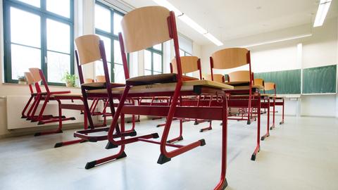 Ein leeres Klassenzimmer in einer Schule.