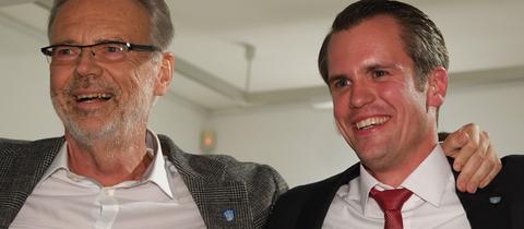 Der scheidende Offenbacher Oberbürgermeister Horst Schneider (li.) freut sich mit seinem Nachfolger Felix Schwenke.