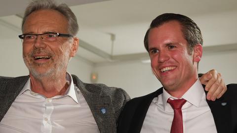 Der scheidende Offenbacher Oberbürgermeister Horst Schneider (li.) freut sich mit seinem Nachfolger Felix Schwenke.