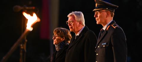 Ministerpräsident Bouffier mit seiner Frau bei der feierlichen Serenade in Wiesbaden