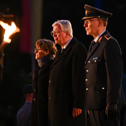 Ministerpräsident Bouffier mit seiner Frau bei der feierlichen Serenade in Wiesbaden