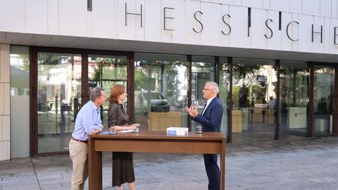 Hessens grüner Wirtschaftsminister Al-Wazir (re.) mit den Moderatoren Ute Wellstein und Tobias Häuser.