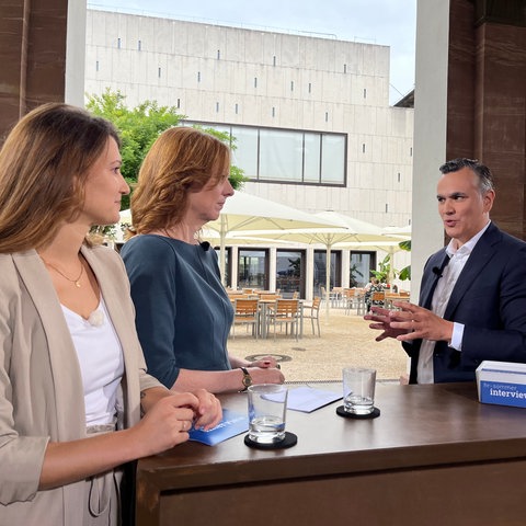 FDP-Spitzenkandidat Stefan Naas mit den Moderatorinnen Sandra Müller (l.) und Ute Wellstein
