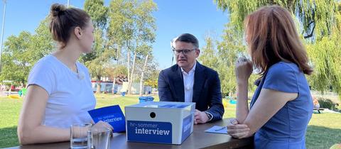 Ministerpräsident Boris Rhein beim hr-Sommerinterview mit den Moderatorinnen Ute Wellstein (r.) und Sandra Müller