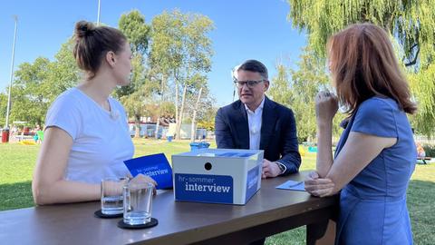 Ministerpräsident Boris Rhein beim hr-Sommerinterview mit den Moderatorinnen Ute Wellstein (r.) und Sandra Müller